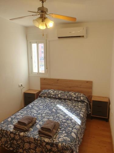 1 dormitorio con 1 cama con 2 toallas en 2H, Aire Acondic, 50m2, 1 dormitorio, 4 huéspedes, WIFI GRATIS, en La Línea de la Concepción