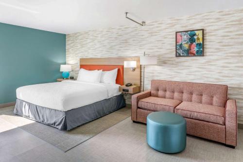 una camera d'albergo con letto e divano di Home2 Suites Lexington Keeneland Airport, Ky a Lexington