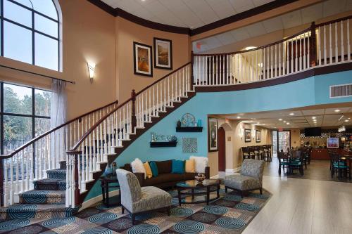 Lobby o reception area sa Days Inn & Suites by Wyndham Sam Houston Tollway