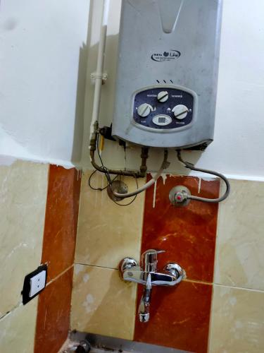einem Wasserzähler an der Wand eines Badezimmers in der Unterkunft Your place in Al-Fayyūm