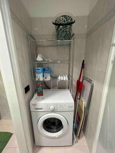a washer and dryer in a small room at the green nest in Olginate