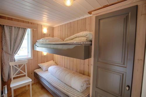 Μία ή περισσότερες κουκέτες σε δωμάτιο στο Fin hytte i nydelige omgivelser
