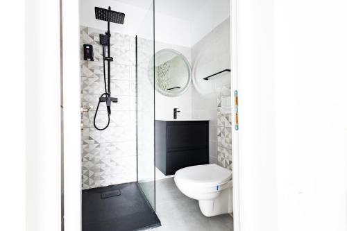 La salle de bains est pourvue d'une douche et de toilettes. dans l'établissement Downtown Victoria Studios By CityBookings, à Bucarest