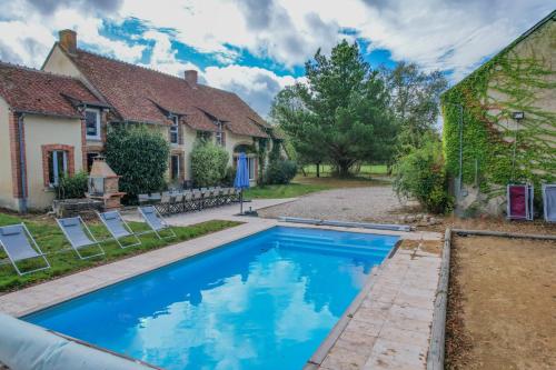 une piscine devant une maison dans l'établissement Crazy Villa Le Petit Belair 18 - Heated pool - Foot - 2h Paris - 30p, à Aubigny-sur-Nère