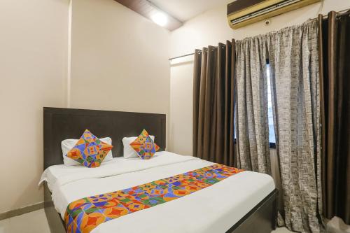 Tempat tidur dalam kamar di FabHotel Happy Stay Inn