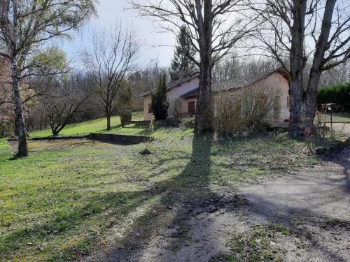 une cour vide avec des arbres et une maison dans l'établissement L'Orée du Golf 2étoiles Proche Bourgoin & l'Isle d'Abeau, à Four