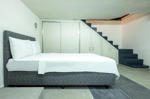 ein Bett in einem Zimmer mit einer Treppe in der Unterkunft Amazing Flat with Stylish Interior in Beyoglu in Istanbul