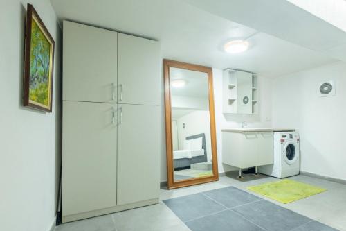 ein Bad mit einer Waschmaschine und einem Trockner im Zimmer in der Unterkunft Amazing Flat with Stylish Interior in Beyoglu in Istanbul