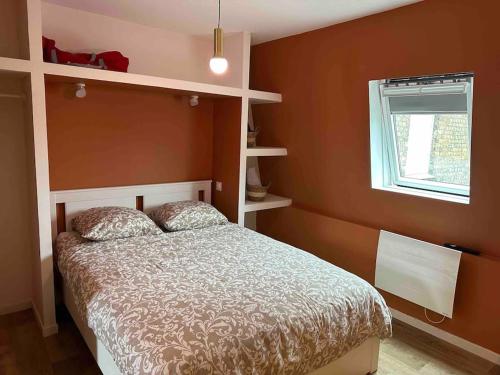 um quarto com uma cama e uma janela em Le Cosy Dunkerquois em Dunkerque