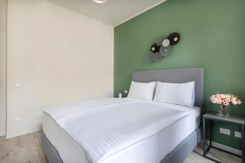 Letto o letti in una camera di Kinsky Garden Apartments and Suites by Dwellfort