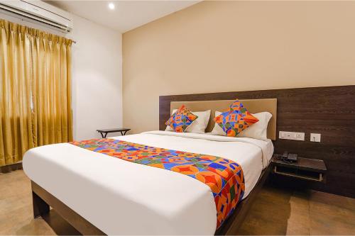 FabHotel Karpagam في كويمباتور: غرفة نوم بسرير كبير في غرفة