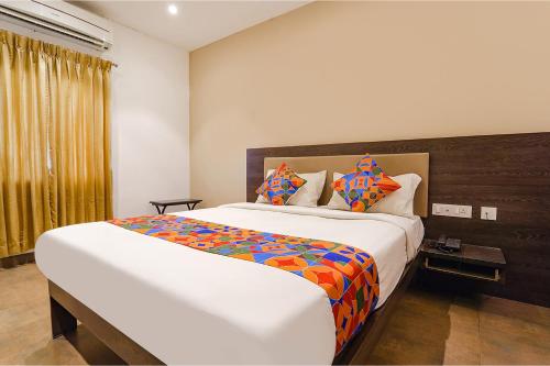 Postel nebo postele na pokoji v ubytování FabHotel Karpagam - 900m from Nehru Stadium