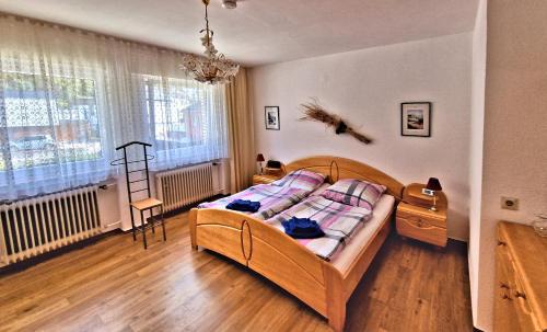 アーヘンにあるFerienhaus "Auberge Jolie"のベッドルーム1室(木製ベッド1台、窓付)