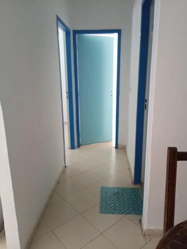 einen Flur mit blauer Tür und Fliesenboden in der Unterkunft très joli appartement près de la mer in Kenitra