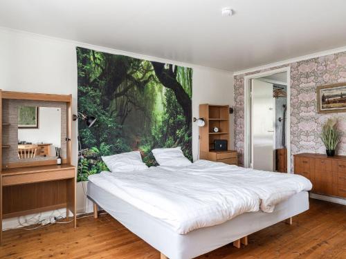 1 dormitorio con 1 cama grande y una pintura en la pared en Holiday Home Hultet - VGT098 by Interhome en Mullsjö