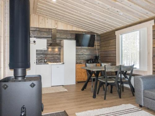 cocina y comedor con mesa y fogones en Holiday Home Isoporo d by Interhome, en Saariselkä