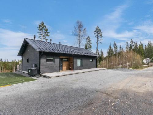 una pequeña casa al lado de una carretera en Holiday Home Villa hirvas by Interhome, en Salmentaka