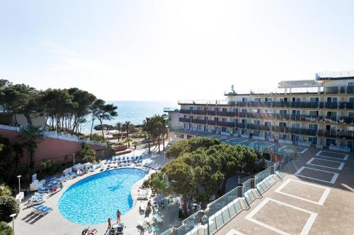 - une vue aérienne sur un complexe avec une piscine et l'océan dans l'établissement Hotel Best Cap Salou, à Salou