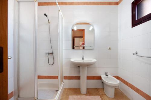 bagno con lavandino, doccia e servizi igienici di Villa Malva a Corralejo