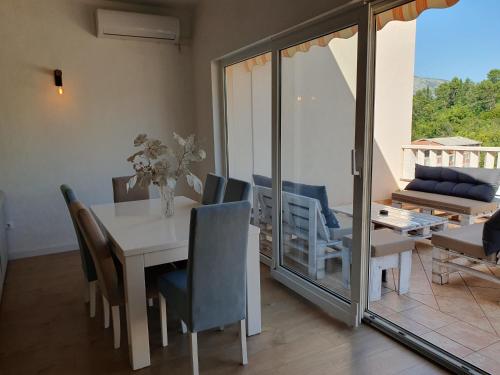 Ruang duduk di Apartment Faraon free private parking