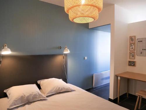 - une chambre avec un lit et 2 oreillers dans l'établissement Vieux-Lille - Studio en hypercentre, à Lille
