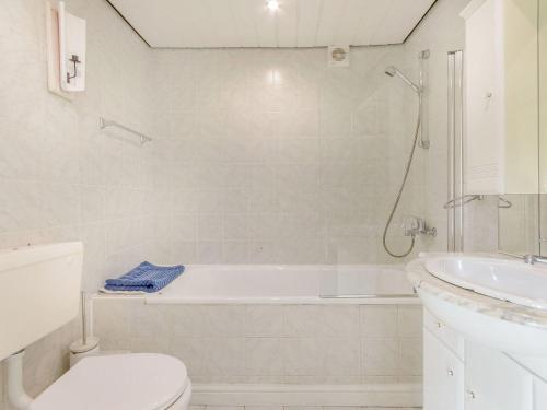 uma casa de banho com uma banheira, um WC e um lavatório. em Garden apartment em Llandysul