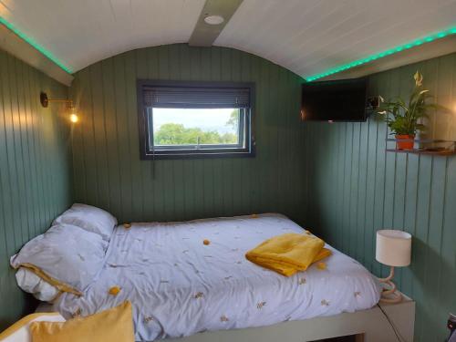 Postel nebo postele na pokoji v ubytování Windmill Retreats - Bees Boudoir