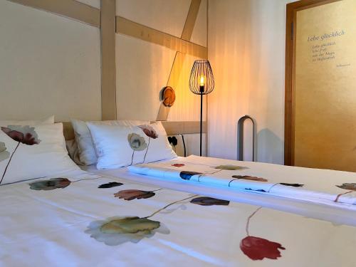 ein Schlafzimmer mit einem Bett mit Blättern darauf in der Unterkunft SeeHotel Amtshof in Langenargen