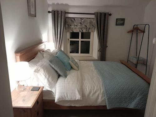 Ein Bett oder Betten in einem Zimmer der Unterkunft Holly Tree Cottage - Central Kirkby Lonsdale 3 Bedroom