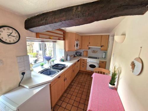Küche/Küchenzeile in der Unterkunft Holly Tree Cottage - Central Kirkby Lonsdale 3 Bedroom