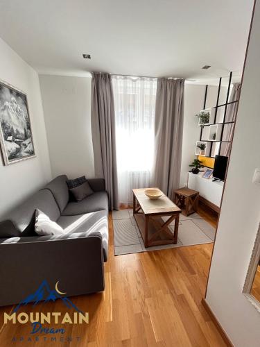 uma sala de estar com um sofá e uma mesa em Fully Equiped, Quiet, for 5 persons, Next To Panoramic Gondola em Brzeće