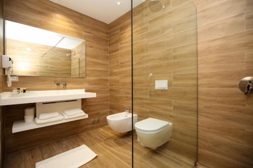 a bathroom with a toilet and a sink and a shower at Regina Blu in Vlorë
