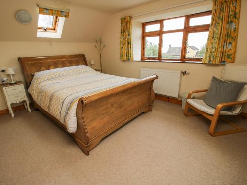 Giường trong phòng chung tại Rowan Cottage