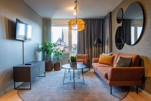uma sala de estar com um sofá e uma mesa em Hotel Birger Jarl em Estocolmo