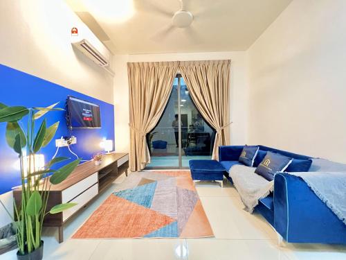 ein Wohnzimmer mit einem blauen Sofa und einem Fernseher in der Unterkunft Central Park Tampoi 2 bedroom by Luxecocoo CK in Johor Bahru