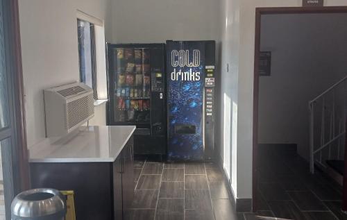 una máquina expendedora llena de bebidas en una habitación en Red Roof Inn Huntsville, AL en Huntsville