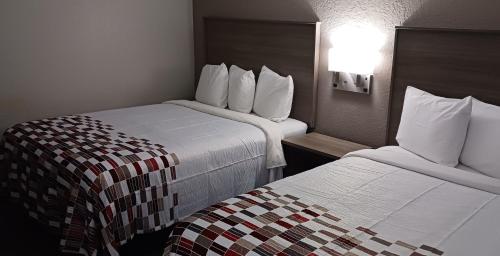 una habitación de hotel con 2 camas en una habitación en Red Roof Inn Huntsville, AL en Huntsville