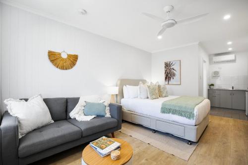 ein Wohnzimmer mit einem Bett und einem Sofa in der Unterkunft Bayscape Studio Glenelg in Glenelg