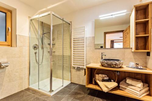 een badkamer met een douche en een wastafel bij Milanhof in Ortisei