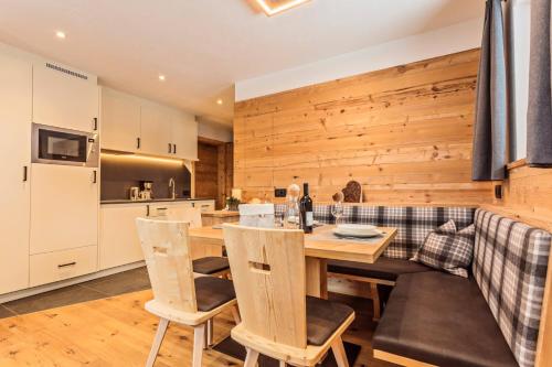 a kitchen and dining room with a table and chairs at Apartments Milanhof in Ortisei
