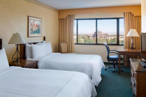 Habitación de hotel con 2 camas y ventana en Albuquerque Marriott Pyramid North, en Albuquerque