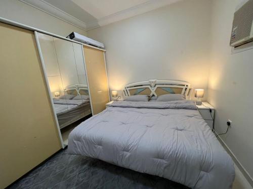 um quarto com uma cama grande e um espelho em MAKKAH AL RUSAIFAH Apartment em Meca