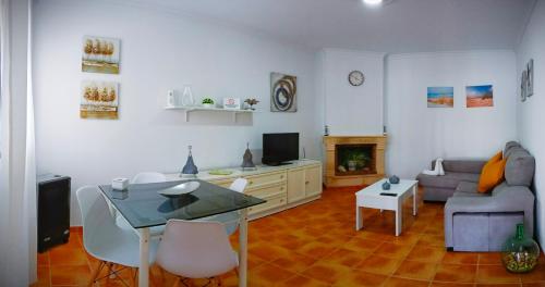 uma sala de estar com um sofá e uma mesa em Chalet Mari Carmen em Chiclana de la Frontera