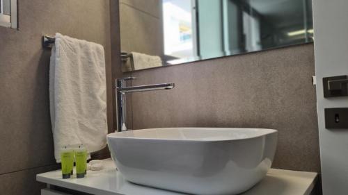 La salle de bains est pourvue d'une grande baignoire blanche sur un comptoir. dans l'établissement STAY Vital Elegance, à Limassol