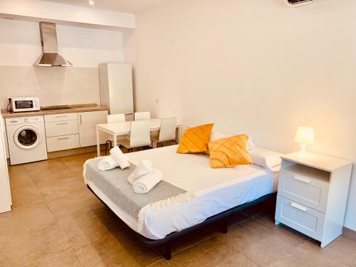 1 dormitorio con 1 cama con toallas en Apartamentos Pintor Losada en Córdoba
