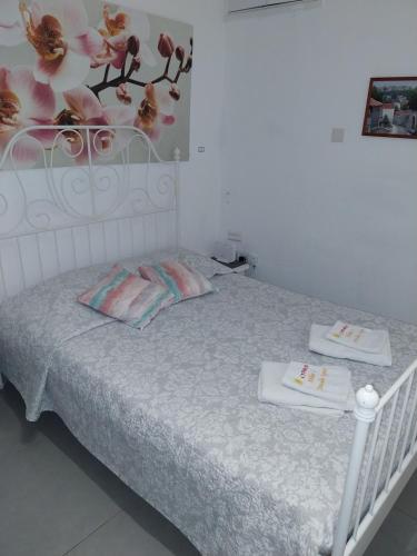 een slaapkamer met een bed met twee handdoeken erop bij Mikis Studio Type Aprt. in Larnaka