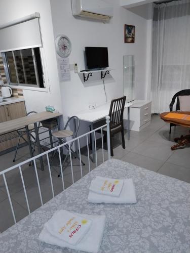 een woonkamer met 2 handdoeken op een tafel bij Mikis Studio Type Aprt. in Larnaka