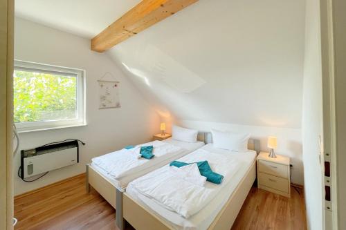 En eller flere senge i et værelse på Ferienhaus Meer