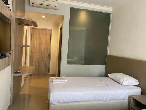 Katil atau katil-katil dalam bilik di Belvena Makati Hotel