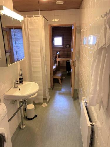 uma casa de banho com um lavatório, um chuveiro e um WC. em Kotimaailma - Kodikas kaksio saunalla Matinkylässä em Espoo